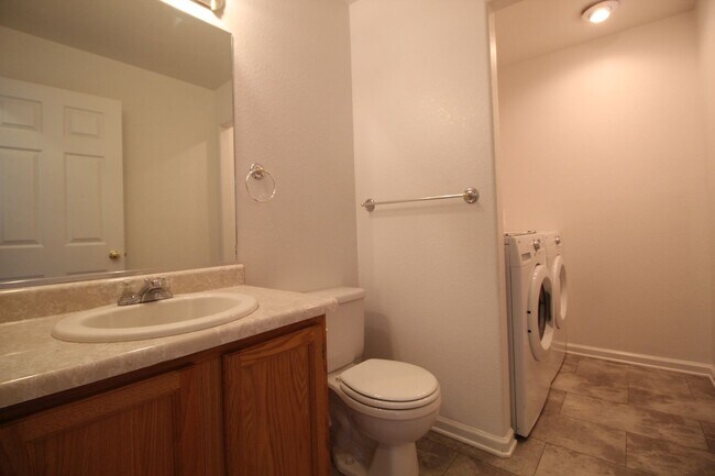 Building Photo - Great Home in West Greeley