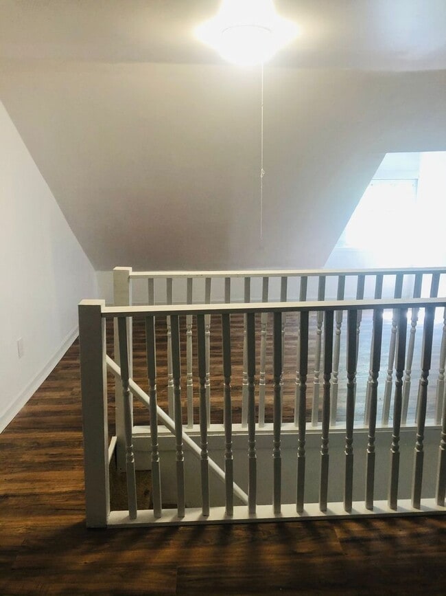Building Photo - 4 bed 1 bath amazing location