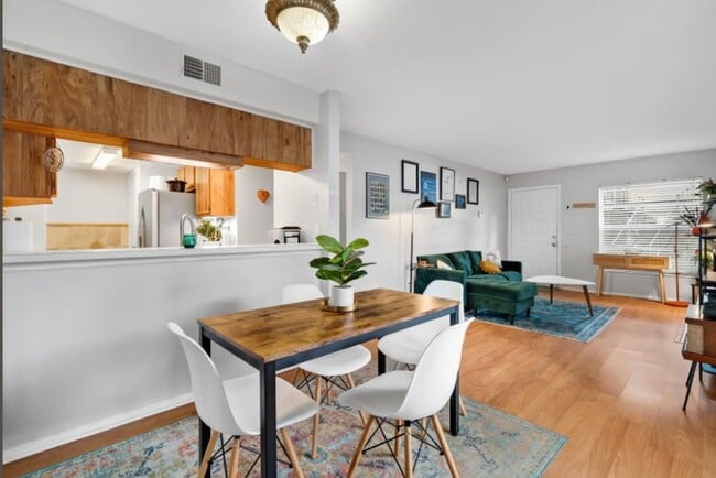 Building Photo - Beautiful 2 bedroom/2 bath Condo