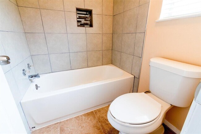 Building Photo - 2527 Colonial Ridge Dr
