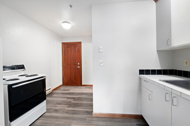 Building Photo - 403 1/2 Garfield St S-19