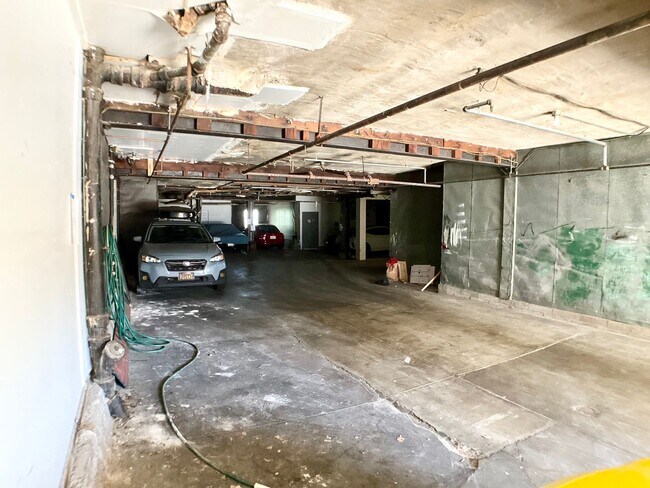 Building Photo - 1BR/1BA. Bay Windows, Laundry On-Site. GAR...