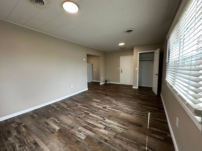 Building Photo - 2 Bedroom, 1 Bathroom Upper Level Apartment!