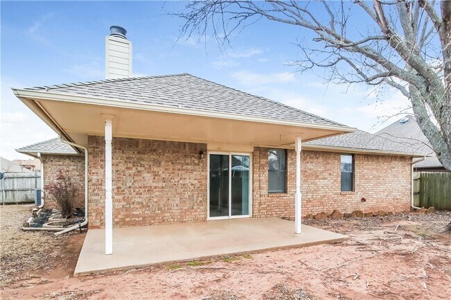 Building Photo - 2425 E Hills Dr