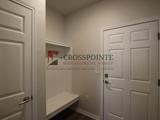 Building Photo - Stunning 2 Bed 2.5 Bath 1 Car Garage Townhome in Tyler!