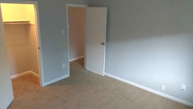 Building Photo - Cozy 2-Bedroom in Historic Georgetown – Mo...