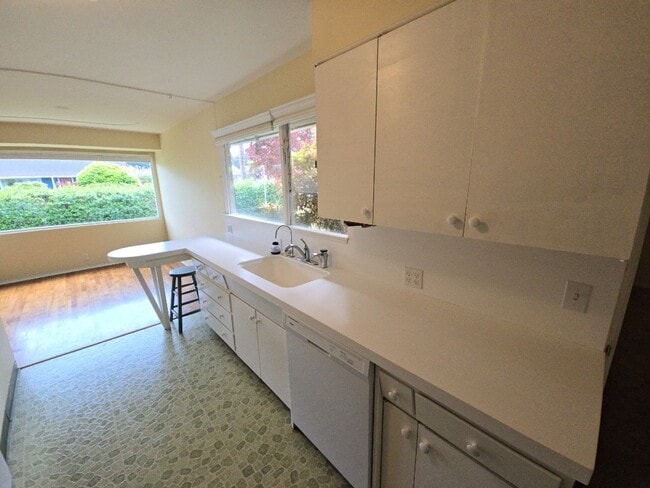 Building Photo - 3BD/2BA Eureka home is close to Sequoia Park, boasts infrared sauna!