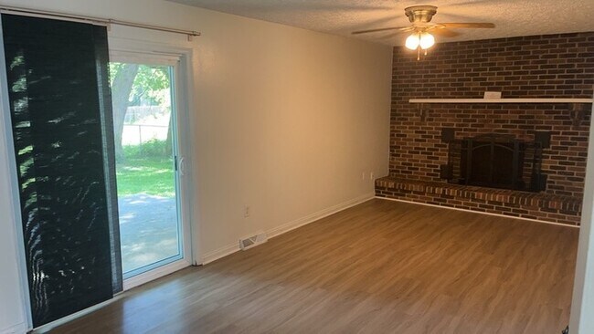 Building Photo - 621 Waneta Ave