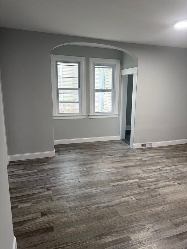 Building Photo - Newly Renovated 5 Bedroom 2.5 Bath House