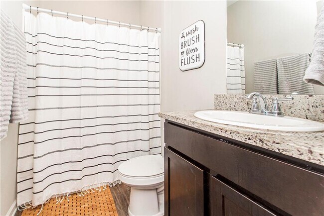 Building Photo - 717 W Lakeshore Landing Dr