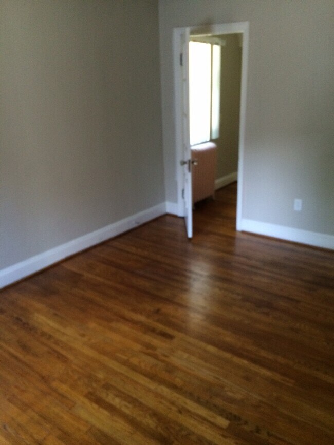 Building Photo - Charming, Classic 3 BR Brick Close to LeMoyne in Nice Neighborhood