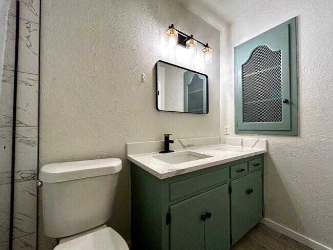 Building Photo - What a deal! a 3 bed house 5 min from DT a...