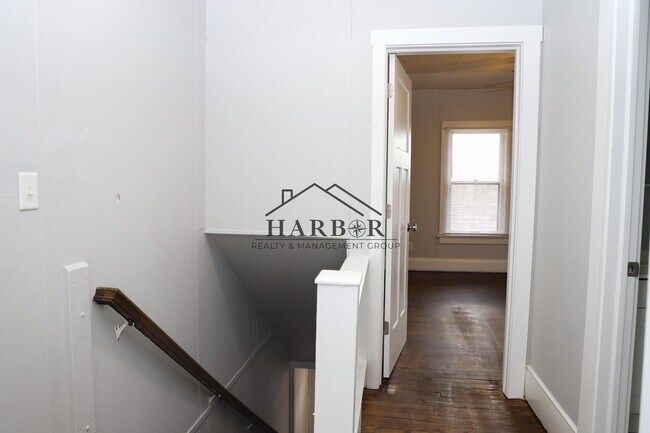 Building Photo - 11th Avenue NE Duplex