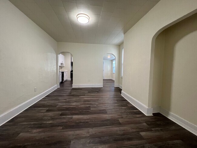 Building Photo - Updated 2BR Townhome with office & parking spot!