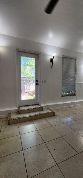 Building Photo - 1649 Avocado Ave