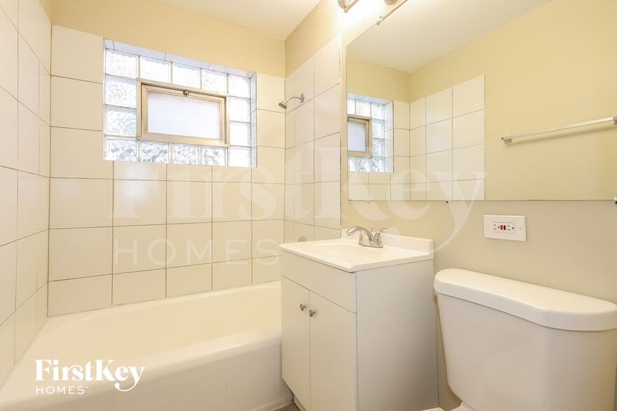 Building Photo - 6204 S Kildare Ave