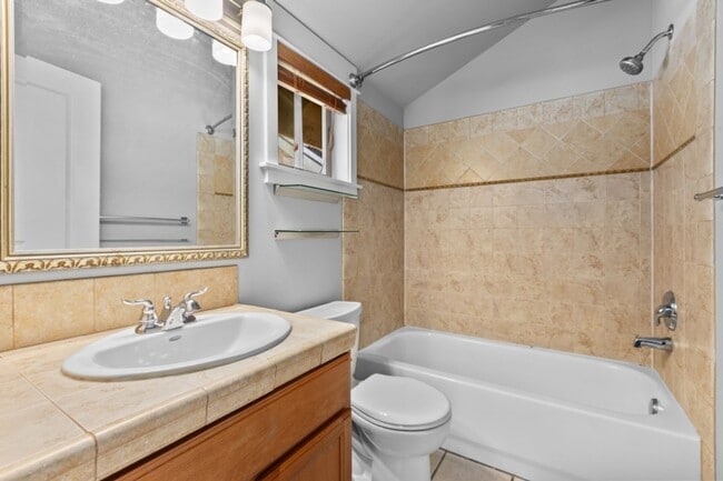 Building Photo - 2bd/1.5ba Seattle Townhouse