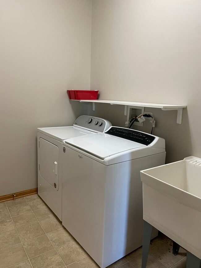 Building Photo - 1531 Millbrook Dr
