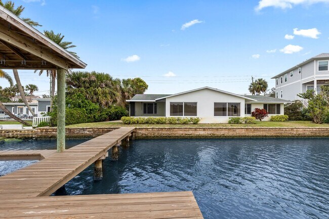 Building Photo - Riverfront Home in Ormond Beachside!