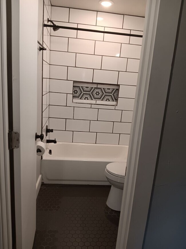 Building Photo - Remodeled & Cozy