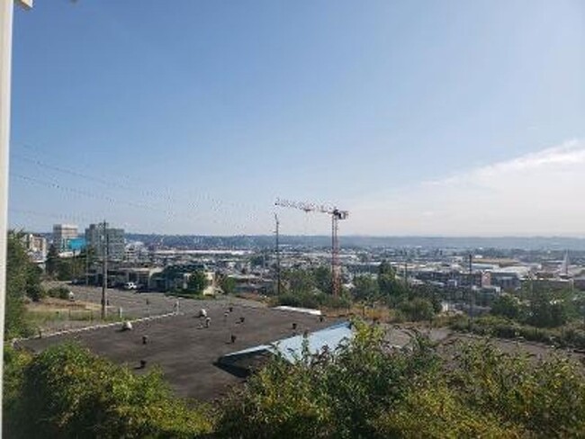 Building Photo - Down Town Tacoma Condo/Town House! Gas Lam...