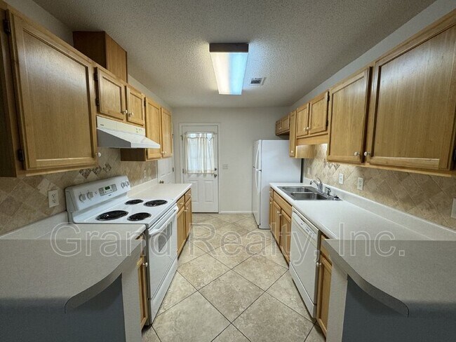 Building Photo - 1015 Peakview Dr