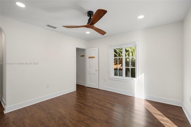 Building Photo - 936 Sorolla Ave