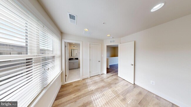 Building Photo - 10366 Jacobsen St