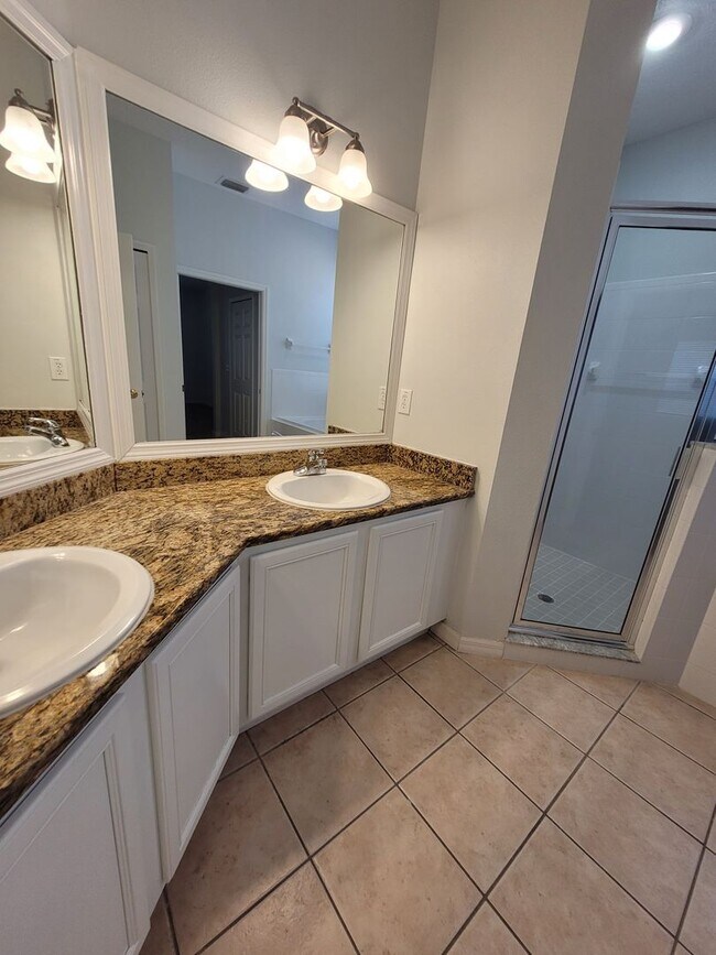 Building Photo - Amazing Renovated 4 bed 3 bath in Davenport