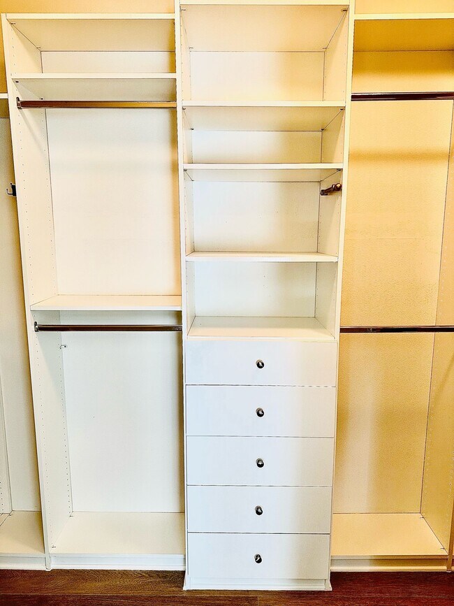 Building Photo - 128 Full Moon