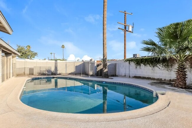 Building Photo - 8422 E Hubbell St