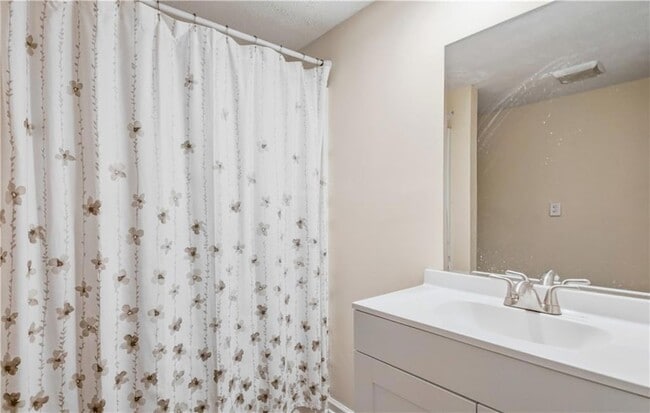 Building Photo - 3950 Lookout Point Dr