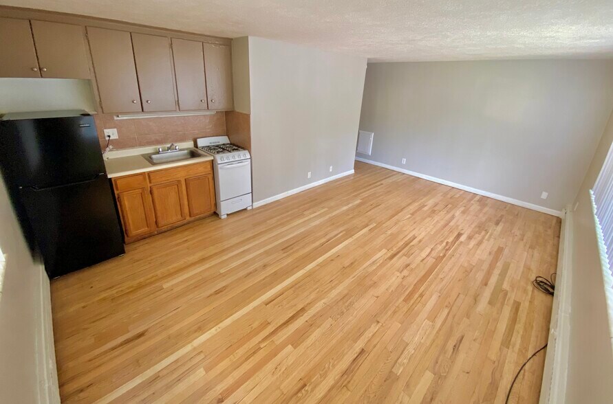 Building Photo - Corona Manor