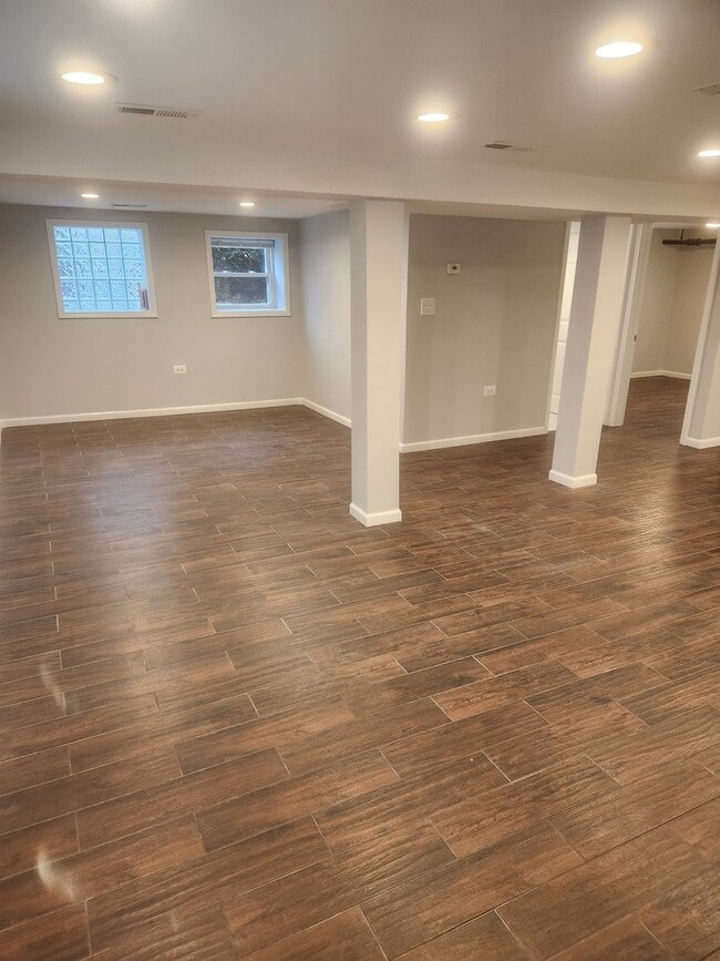 Building Photo - 3055 N Lockwood Ave