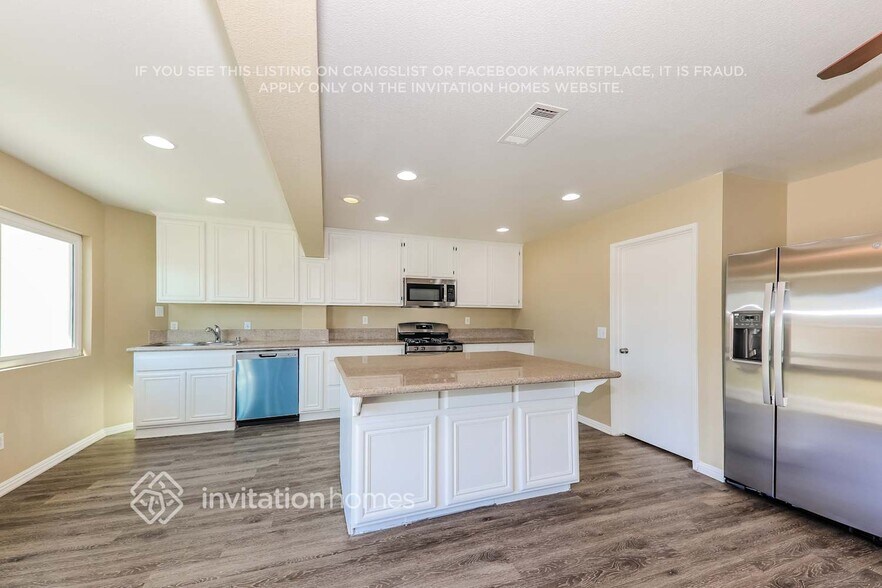 Building Photo - 2642 N Maple Ave