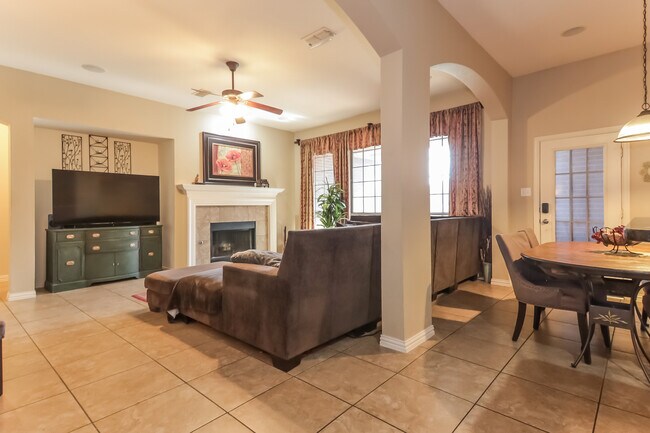 Building Photo - 4226 Meadowview Ln