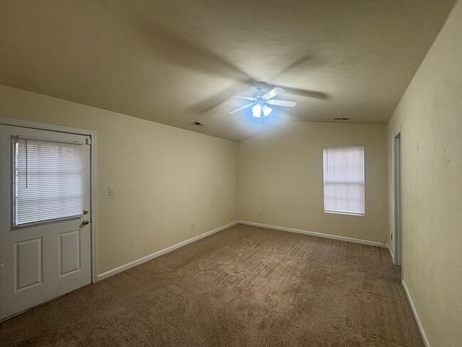 Building Photo - Cozy Private Living in Suffolk