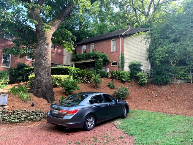 Building Photo - Beautiful Historic Carriage House in Highl...