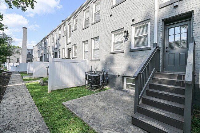 Building Photo - 2823 Ashland Ave