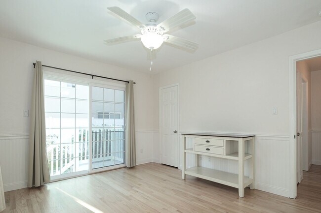 Building Photo - 3845 Sunset Ln