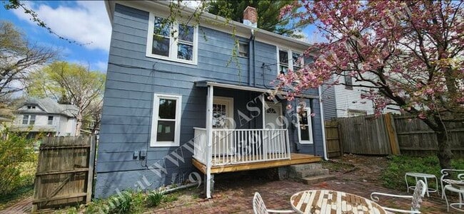 Building Photo - Large 2-story 4 Bed 1.5 Bath Home in Leave...