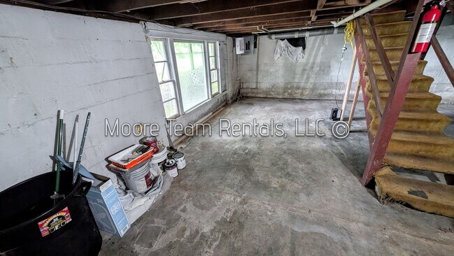 Building Photo - 2/1 Private House