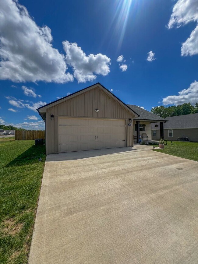Building Photo - 702 Gleason Dr
