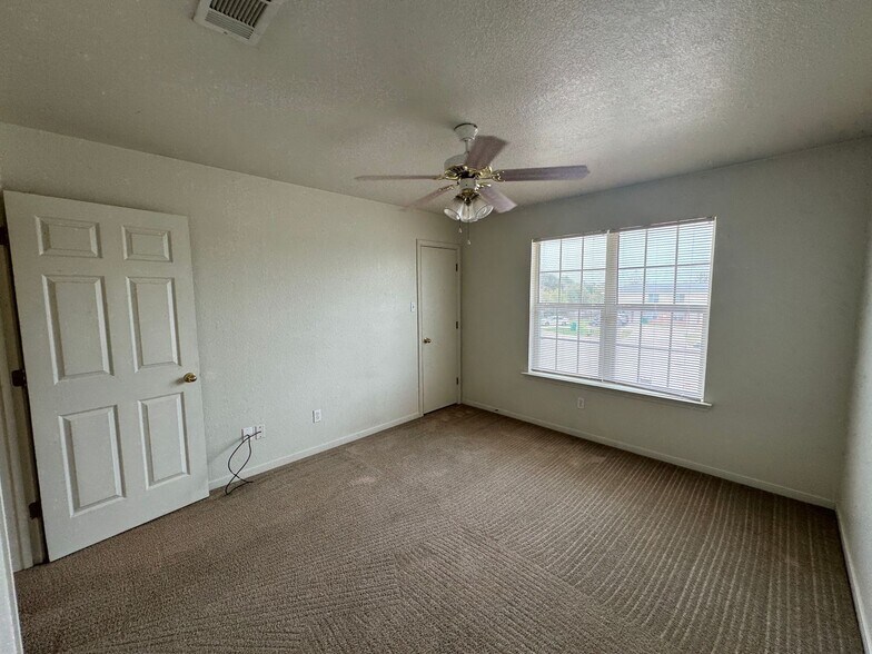 Building Photo - 404 Brittney Way