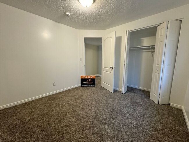 Building Photo - 5 bdrm 3 bth Home 2 Car Garage- Solar Pane...