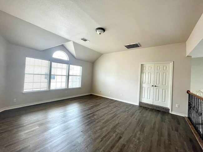 Building Photo - Rare Find! Beautiful spacious 5-bedroom, 4...