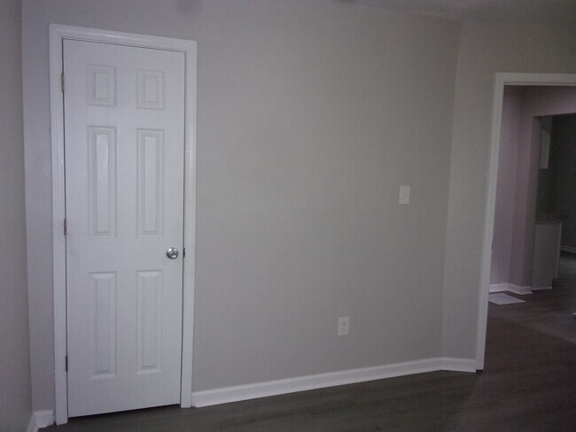 Building Photo - Beautifully Renovated 2 Bedroom 1 Bath Brick Home
