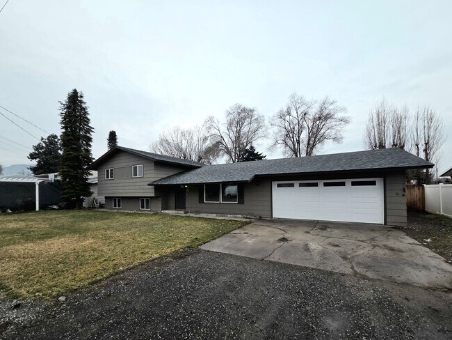 Building Photo - **Charming 3 Bedroom + Bonus, 2.5 Bath House for Rent in Desirable East Wenatchee**