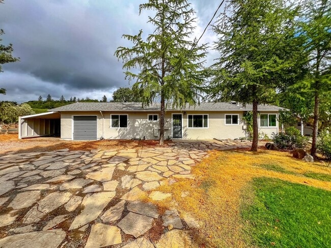 Building Photo - Three Bedroom St. Helena Home with Stunnin...