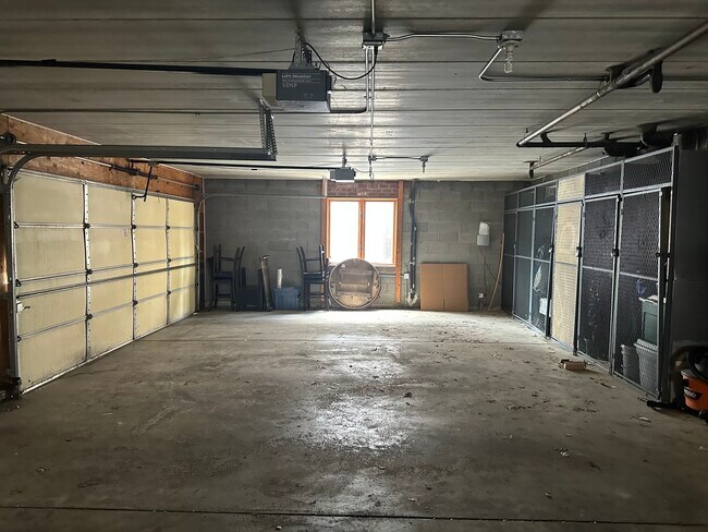 Building Photo - 9529 Minnick Ave